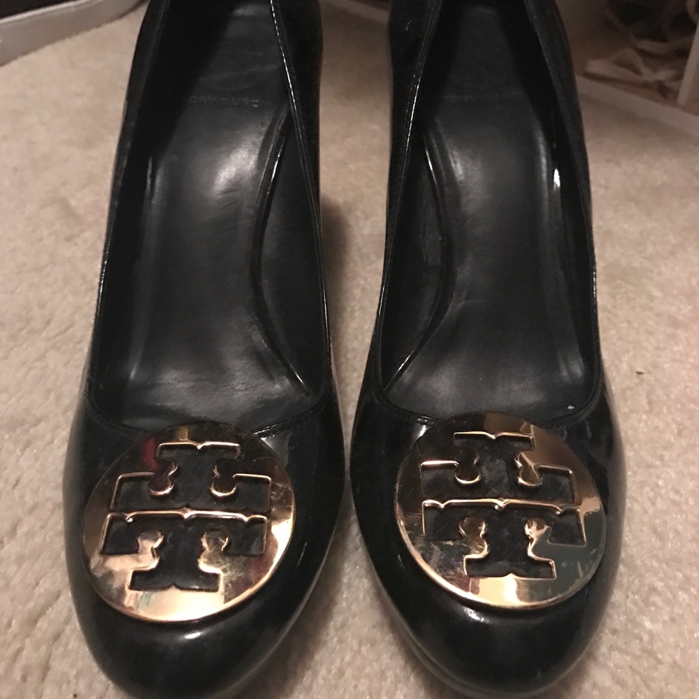 Black pumps